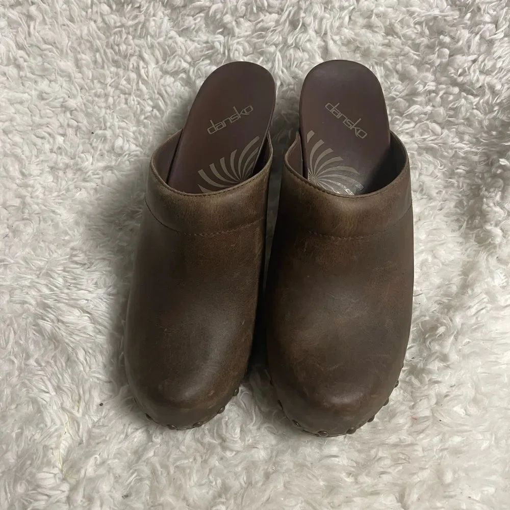 Dansko Women leather Brown platform heels Clogs brass studs accents EUR SZ42